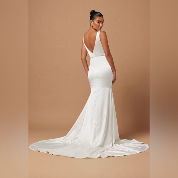 🌟 Fashion Nova Giselle Satin Gown - White - NWT 🌟 - Picture 4 of 7